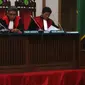 Basuki Tjahaja Purnama (Ahok) bersiap menjalani sidang kedelapan kasus dugaan penistaan agama di Auditorium Kementan, Jakarta, Selasa (31/1). Sidang lanjutan hari ini akan menghadirkan lima saksi dari JPU. (Liputan6.com/Seto Wardhana/Pool)