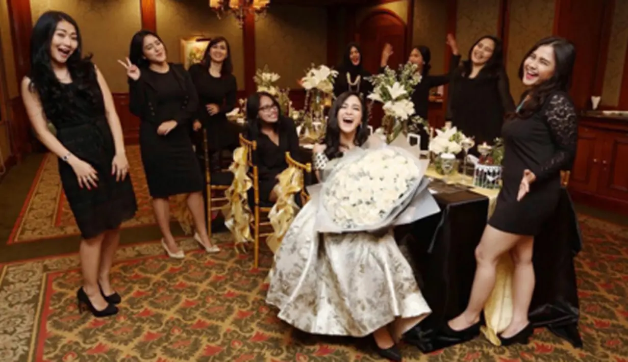 “Thank you all for this fun bridal shower! Seneng banget bisa ngumpul dengan sahabat aku sebelum officially menjadi Mrs. Chandra@chandratauphan ! Suka banget dengan dekorasinya!” tulis Nina Zatulini. (via instagram/@thebridedept)