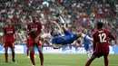Striker Chelsea, Olivier Giroud, melakukan tendangan salto ke gawang Liverpool pada laga Piala Super Eropa 2019 di Stadion Vodafone Park, Istanbul, Rabu (4/8). Liverpool mengalahkan Chelsea lewat adu penalti dengan skor 5-4. (AP/Thanassis Stavrakis)