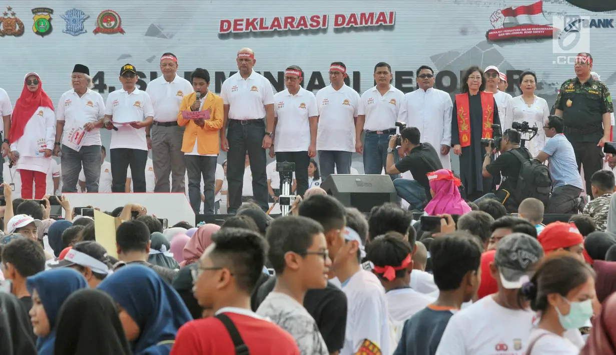 Gubernur DKI Jakarta Anies Baswedan, sejumlah tokoh, dan petinggi Polri saat Deklarasi Damai dalam Festival Damai Millenial Road Safety di kawasan Monas, Jakarta, Minggu (23/6). Festival ini juga dimeriahkan oleh berbagai atraksi dan pertunjukan musik artis Tanah Air. (merdeka.com/Iqbal Nugroho)