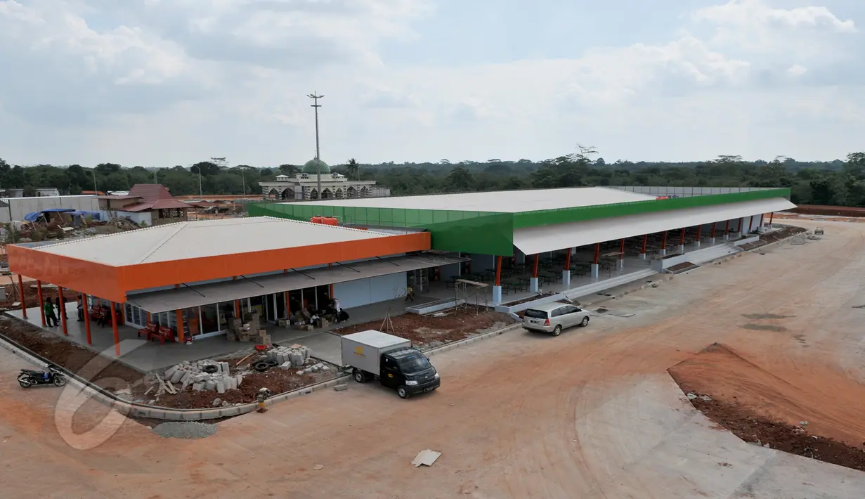 Tempat untuk istirahat atau rest area terdapat 8 lokasi di setiap 30 kilometer di sepanjang jalur tol Cikapali, Jawa Barat, Kamis (6/5/2015). Rest area memiliki fasiitas lengkap seperti SPBU, tempat ibadah, mini market dll. (Liputan6.com/Andrian M Tunay)