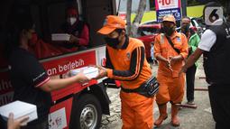 Penerima manfaat antre mendapatkan paket makanan dengan “Kulkas Berjalan” di Jakarta (18/2/2022). Bank DBS Indonesia dan FoI telah mengumpulkan 1.200 paket makanan yang dibagikan kepada masyarakat rentan di DKI Jakarta khususnya warga terdampak pandemi. (Liputan6.com/HO/DBS)