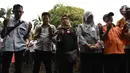 Karyawan PT Pos Indonesia memanjatkan doa saat berunjuk rasa di depan Gedung Direksi PT Pos Indonesia, Jakarta, Senin (25/6). Mereka menuntut direksi membagi keuntungan kepada para pekerja sesuai dengan perjanjian kerja sama. (Liputan6.com/Arya Manggala)