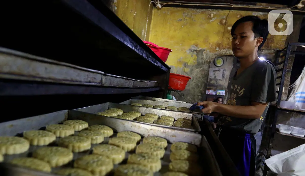 Pejerja tengah membuat kue kering di kawasan Kebayoran, Jakarta, Minggu (27/2/2022). Kemenkop UKM akan terus mendorong pelaku UMKM agar terhubung ke dalam ekosistem digital. Kemenkop UKM menargetkan 30 juta UMKM bisa terhubung ke dalam ekosistem digital pada tahun 2024. (Liputan6.com/Angga Yuniar)