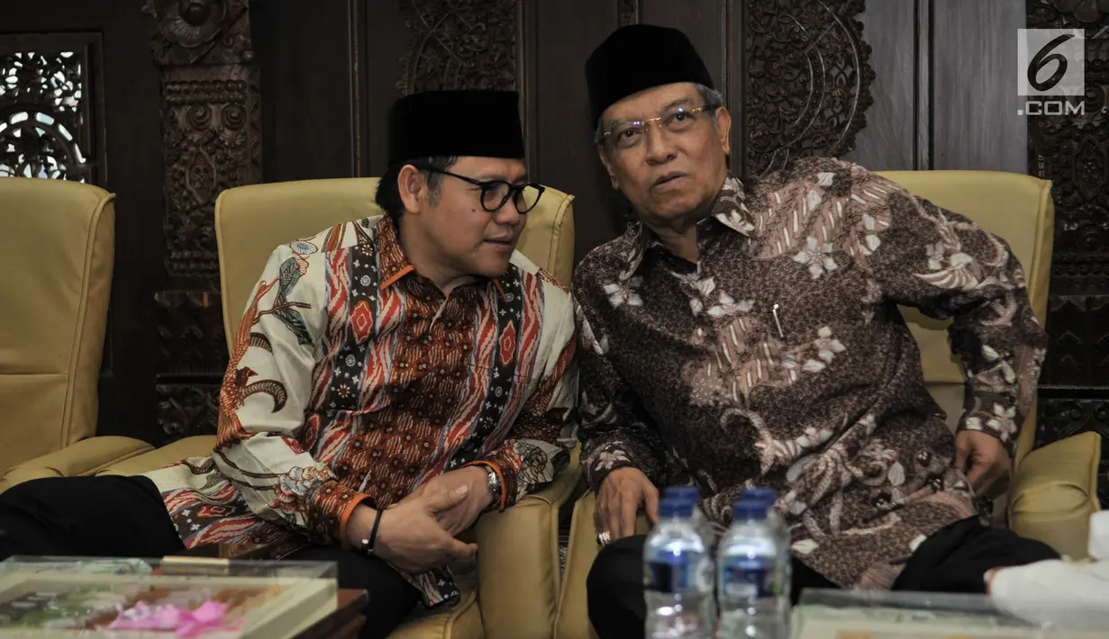 Ketua Umum PKB Muhaimin Iskandar berbincang dengan Ketum PBNU Said Aqil Siradj dalam acara halalbihalal Idul Fitri 1440 H di Kantor DPP PKB, Jakarta, Senin (17/6/2019). Kegiatan ini sekaligus sebagai bentuk syukur atas hasil yang diperoleh PKB pada Pemilu 2019 lalu. (merdeka.com/Iqbal S Nugroho)