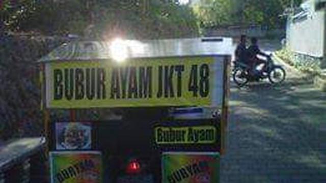 6 Spanduk Jualan Terinspirasi dari Penyanyi Ini Bikin Geleng Kepala