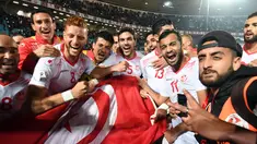 Pemain tim nasional sepak bola Tunisia melakukan selebrasi usai pertandingan melawan Libya di kualifikasi Piala Dunia 2018 di Stadion Olimpiade Rades, Tunisia (11/11). Tunisia berhasil lolos ke Piala Dunia 2018. (AFP Photo/Fethi Belaid)