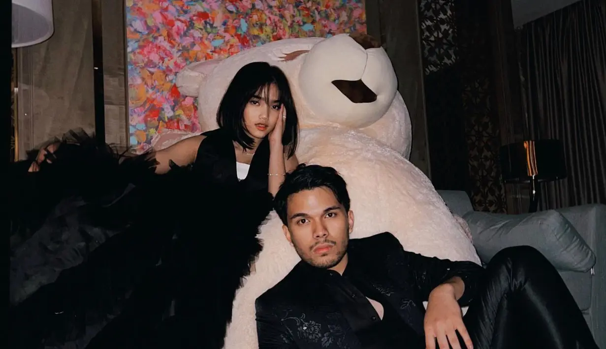 Bergaya ekstra dengan gaun berpotongan A-line dan setelan jas nuansa serba-hitam (Foto: Instagram @fuji_an)