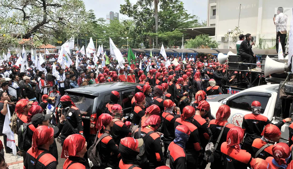 Sejumlah buruh dari beberapa organisasi berunjuk rasa di depan gedung Kementerian Ketenagakerjaan, Jakarta, Rabu (24/10). Mereka keberatan atas surat edaran Kemenaker terkait kenaikan  upah buruh 2019 sebesar 8,03 persen. (Merdeka.com/Iqbal S Nugroho)