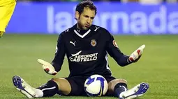 Villarreal's Goalkeeper Diego Lopez gestures during their Spanish league football match at Ruiz de Lopera stadium in Seville on March, 1 2009. AFP PHOTO/CRISTINA QUICLER