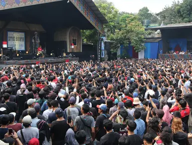 Ratusan penonton yang sebagian besar merupakan anggota komunitas Orang Indonesia (OI), kelompok penggemar Iwan Fals memadati  area Konser Situs Budaya di Panggung Kita, Depok, Sabtu (3/3). (Liputan6.com/Arya Manggala)