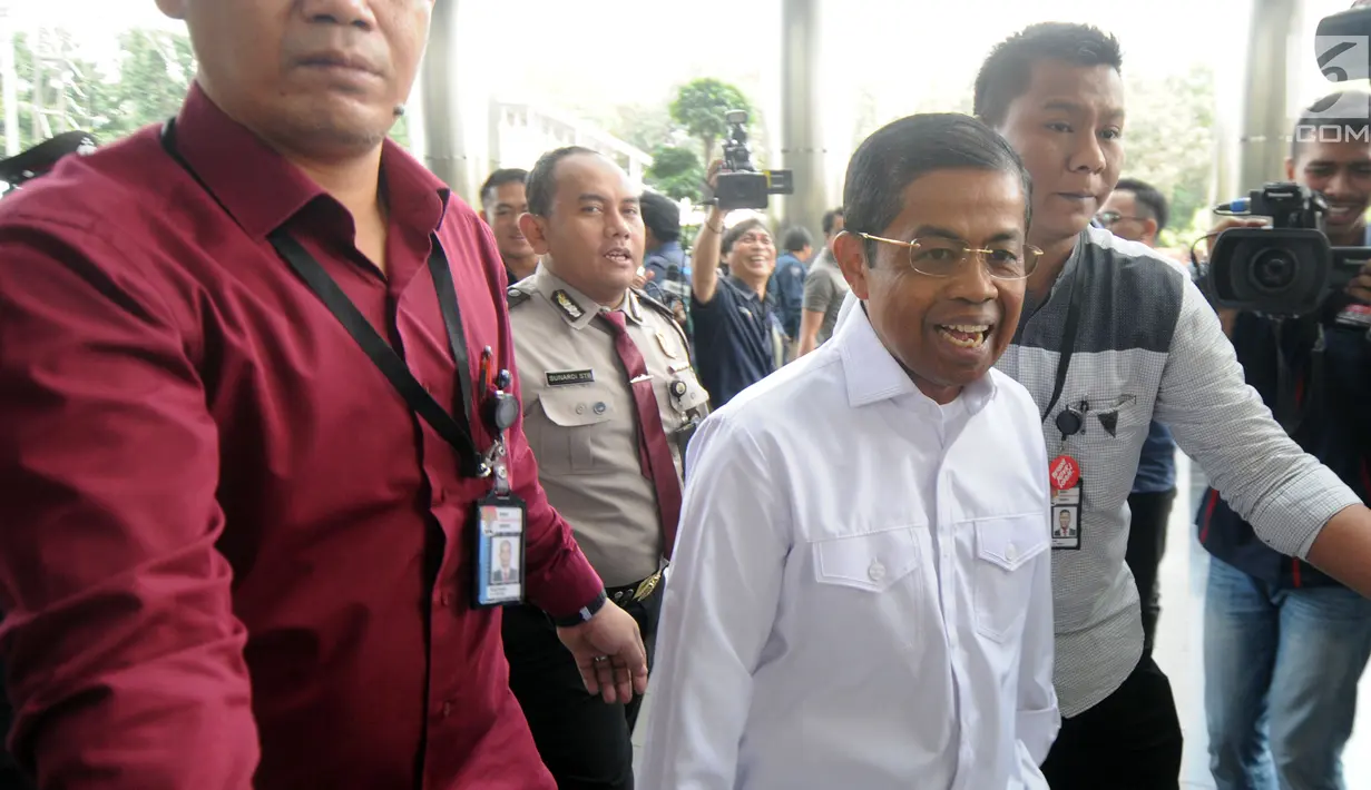 Menteri Sosial, Idrus Marham tiba di Gedung KPK untuk menjalani pemeriksaan, Jakarta, Kamis (26/7). Idrus akan diperiksa dalam kapasitasnya sebagai Sekretaris Jenderal Partai Golkar terkait kasus dugaan suap PLTU Riau-1. (Merdeka.com/Dwi Narwoko)