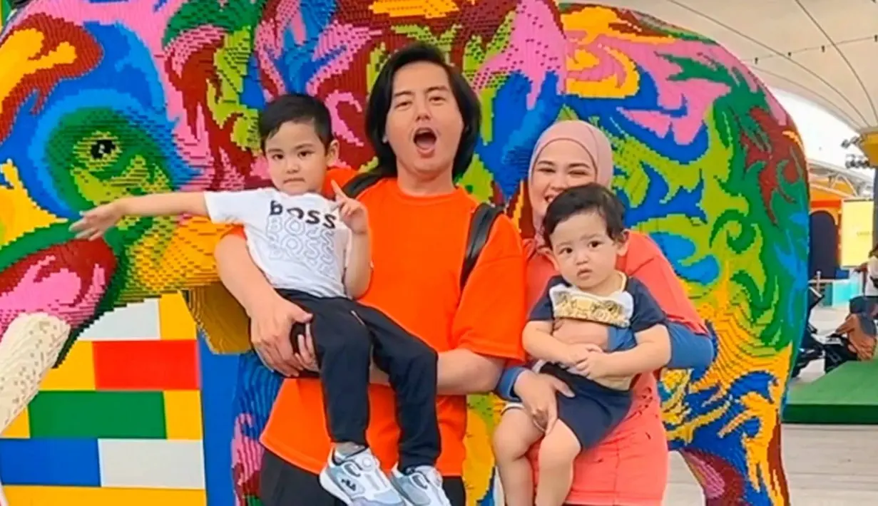 Seru liburan bareng, keluarga selebriti yang kerap tampil kompak ini menunjukan momen kebersamaannya yang seru. Liburan ke berbagai tempat bermain di Singapura, kedua buah hatinya pun terlihat sangat menikmati momen liburannya tersebut. (Liputan6.com/IG/@rogerojey)