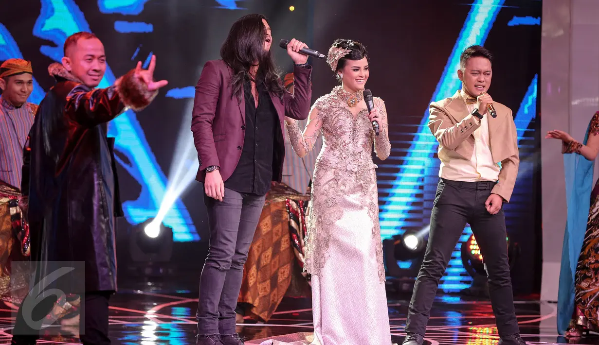 Sejumlah bintang tamu meramaikan acara Indonesia Dangdut Awards (IDA) 2015, Jakarta, Rabu (28/10/2015). Perhelatan IDA 2015 menggambarkan dangdut telah menjadi bagian tidak terpisahkan dari masyarakat Indonesia. (Liputan6.com/Faizal Fanani)