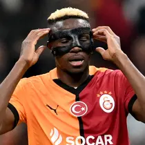 Penyerang Galatasary asal Nigeria, Victor Osimhen, menyesuaikan topengnya setelah mencetak gol pada Liga Europa, fase Liga - Matchday 4, melawan Tottenham di Ali Sami Yen Spor Complex di Istanbul pada 7 November 2024. (Ozan KOSE / AFP)