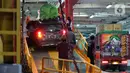 Sejumlah kendaraan pemudik yang akan menyeberang ke Sumatera antre masuk ke kapal ferry di Pelabuhan Merak Banten, Rabu (5/5/2021) dinihari.  Pemerintah melarang mudik Lebaran selama 12 hari, mulai tanggal 6 hingga 17 Mei 2021 guna mencegah penularan Covid-19. (Liputan6.com/Herman Zakharia)