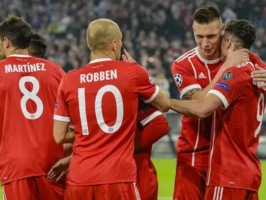 Para pemain Bayern Munchen merayakan gol yang dicetak Robert Lewandowski ke gawang Anderlecht pada laga Liga Champions di Stadion Allianz Arena, Munchen, Selasa (12/9/2017). Munchen menang 3-0 atas Anderlecht. (AFP/Guenter Schiffmann) 