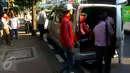 Sejumlah pekerja menaiki minibus plat hitam yang berfungsi sebagai angkutan umum di kawasan Sarinah, Jakarta, Sabtu (27/6/2015). Jasa angkot gelap menjadi favorit di kawasan tersebut karena tarif yang relatif terjangkau. (Liputan6.com/Johan Tallo)