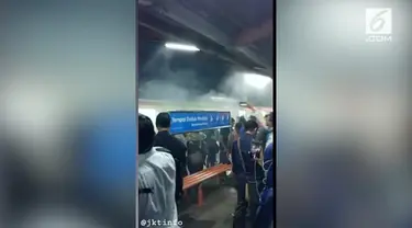 KRL jurusan Jakarta Kota menuju Bogor mengeluarkan asap saat berada di Stasiun Depok Baru, kejadian ini membuat penumpang berhamburan keluar.