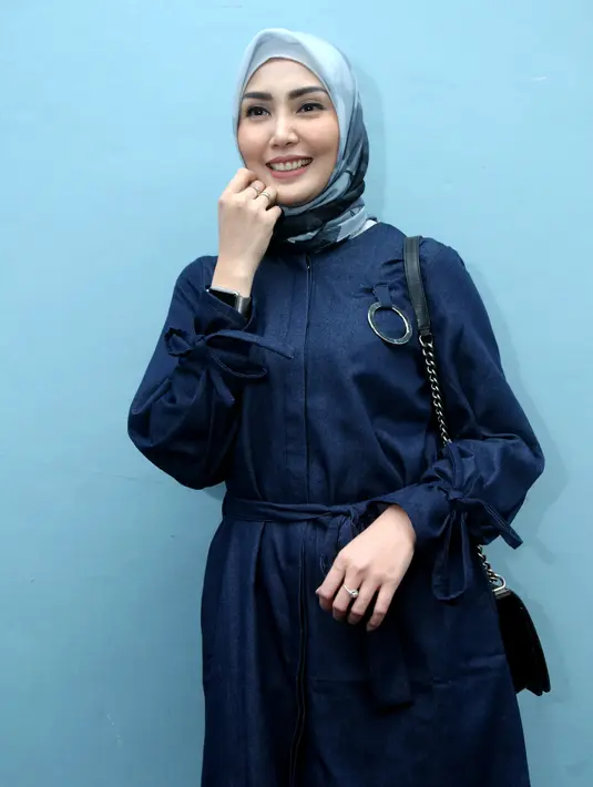 Sebuah keputusan mengejutkan Fenita Arie pada akhir tahun 2017. Setelah delapan tahun mejadi pembawa acara infotainment, ibu tiga anak itu memutuskan untuk berhenti. Pada awal tahun ini, istri Arie Untung itu tampil berhijab. (Nurwahyunan/Bintang.com)