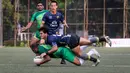 Pemain tim rugby putra Thailand, Witchaphol Dechmani (tengah) berusaha merebut bola dari pemain tim rugby putra Pakistan, Waqar Younus saat laga Asia Rugby Sevens Trophy 2022 yang berlangsung di GBK Rugby Field, Jakarta, Sabtu (06/08/2022). (Bola.com/Bagaskara Lazuardi)