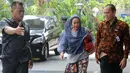 Istri muda Bupati Bengkulu Selatan Dirwan Mahmud, Heni Dirwan tiba di Gedung KPK, Jakarta, Rabu (16/5). Selain Heni dan suami, KPK juga mengamankan Kasi Dinkes Bengkulu Selatan Wati dan kader Partai Perindo Juhari alias Jukak. (Merdeka.com/Dwi Narwoko)