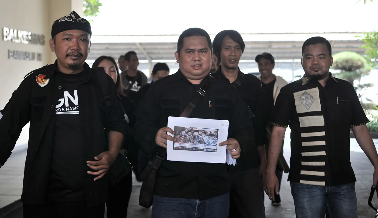 Anggota Garda Nasional untuk Rakyat (GNR) menunjukkan barang bukti saat melaporkan capres dan cawapres Prabowo-Sandi ke Bawaslu, Jakarta, Kamis (4/10). Prabowo-Sandi diduga menyebarkan hoaks penganiayaan Ratna Sarumpaet. (Merdeka.com/Iqbal Nugroho)