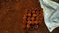 Sebanyak 29 granat tabung ditemukan di pekarangan rumah seorang warga Desa Kebanaran, Kecamatan Mandiraja, Kabupaten Banjarnegara, Jawa Tengah. (Foto: Polres Banjarnegara/Liputan6.com/Muhamad Ridlo) 