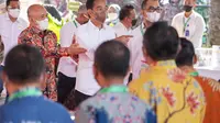 Presiden Joko Widodo meninjau proses penelitian minyak makan merah di Pusat Penelitian Kelapa Sawit (PPKS), Kampung Baru, Kota Medan.