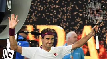 Petenis Swiss, Roger Federer merayakan kemenangannya atas Tennys Sandgren dari Amerika Serikat pada babak perempat final tunggal putra Australia Terbuka di Melbourne, Selasa (28/1/2020). Federer melaju ke semifinal usai mengalahkan Sandgren. (Manan VATSYAYANA/AFP)