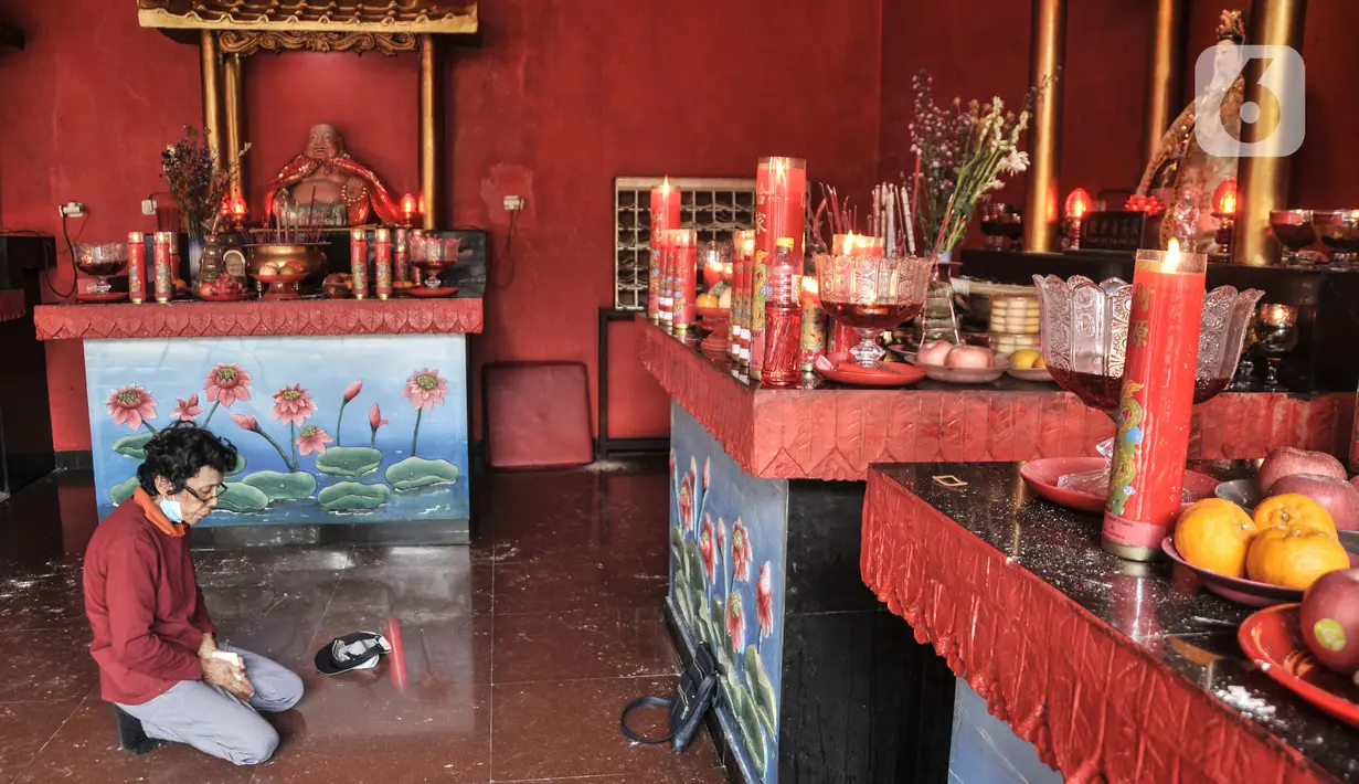 Warga keturunan Tionghoa saat sembahyang Tahun Baru Imlek 2574 di Wihara Buddha Dharma & Pho Sat, Tajur Halang, Kabupaten Bogor, Jawa Barat, Minggu (22/1/2023). Wihara Buddha Dharma & Pho Sat atau yang juga dikenal dengan Wihara Buddha Tidur menjadi salah satu tempat ibadah warga Tionghoa dalam merayakan Tahun Baru Imlek sebagai ungkapan rasa syukur atas rejeki dan keselamatan dari tuhan serta untuk pengharapan kehidupan lebih baik di tahun Kelinci Air. (merdeka.com/Iqbal S Nugroho)
