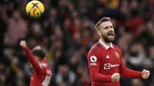 Selebrasi bek Manchester United, Luke Shaw saat menghadapi Manchester City pada laga Liga Inggris 2022/2023 di Old Trafford Stadium, Manchester (14/1/2023). Luke Shaw hingga kini telah bermain dalam 247 laga di semua ajang sejak didatangkan dari Southampton pada awal musim 2014/2015. Dari jumlah laga tersebut ia telah mencetak 4 gol dan 27 assist. (AFP/Oli Scarff)