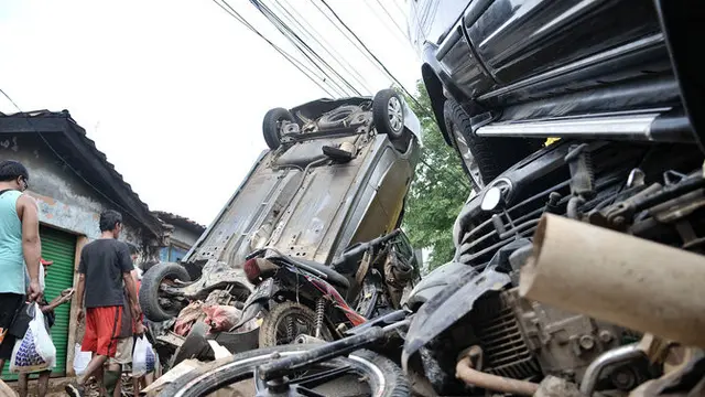 mobil terseret arus banjir