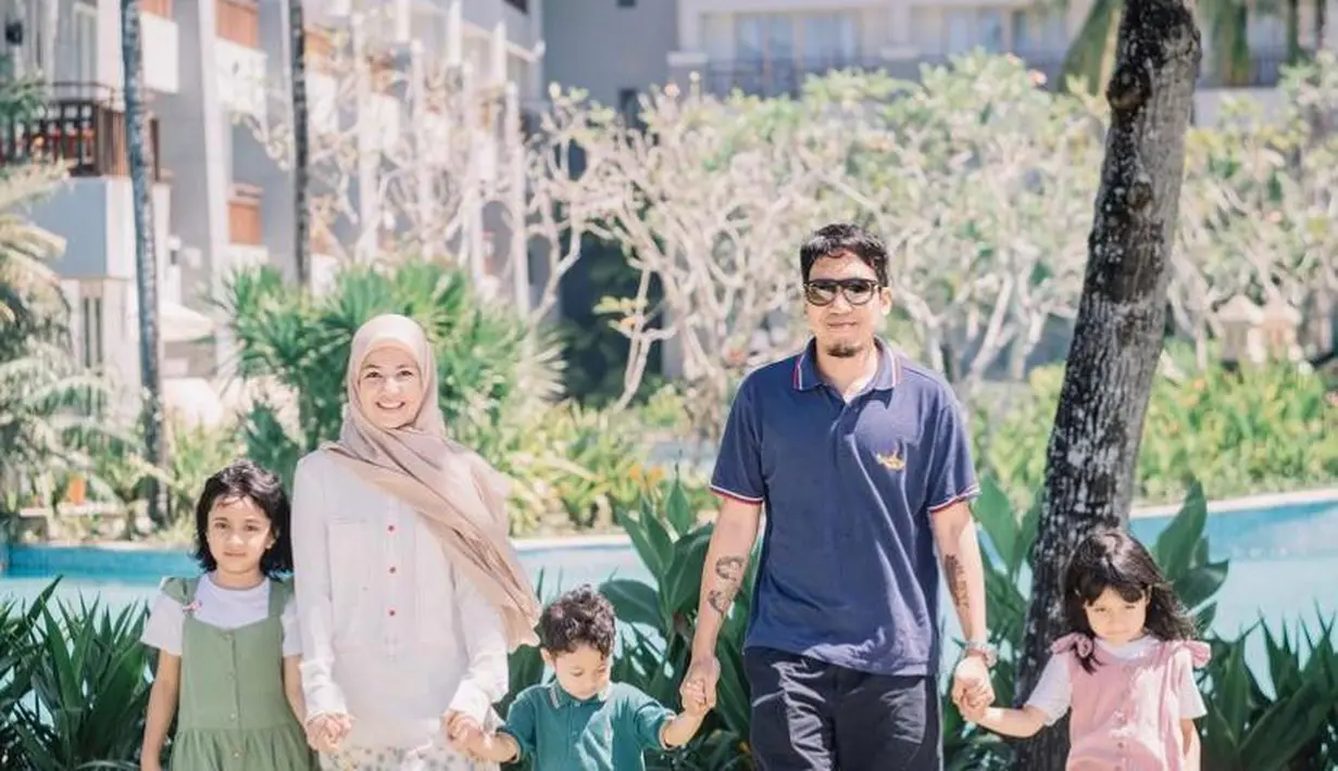 Momen liburan ini menjadi kesempatan bagi keluarga Desta untuk menjalani sesi pemotretan. (Instagram/desta80s).