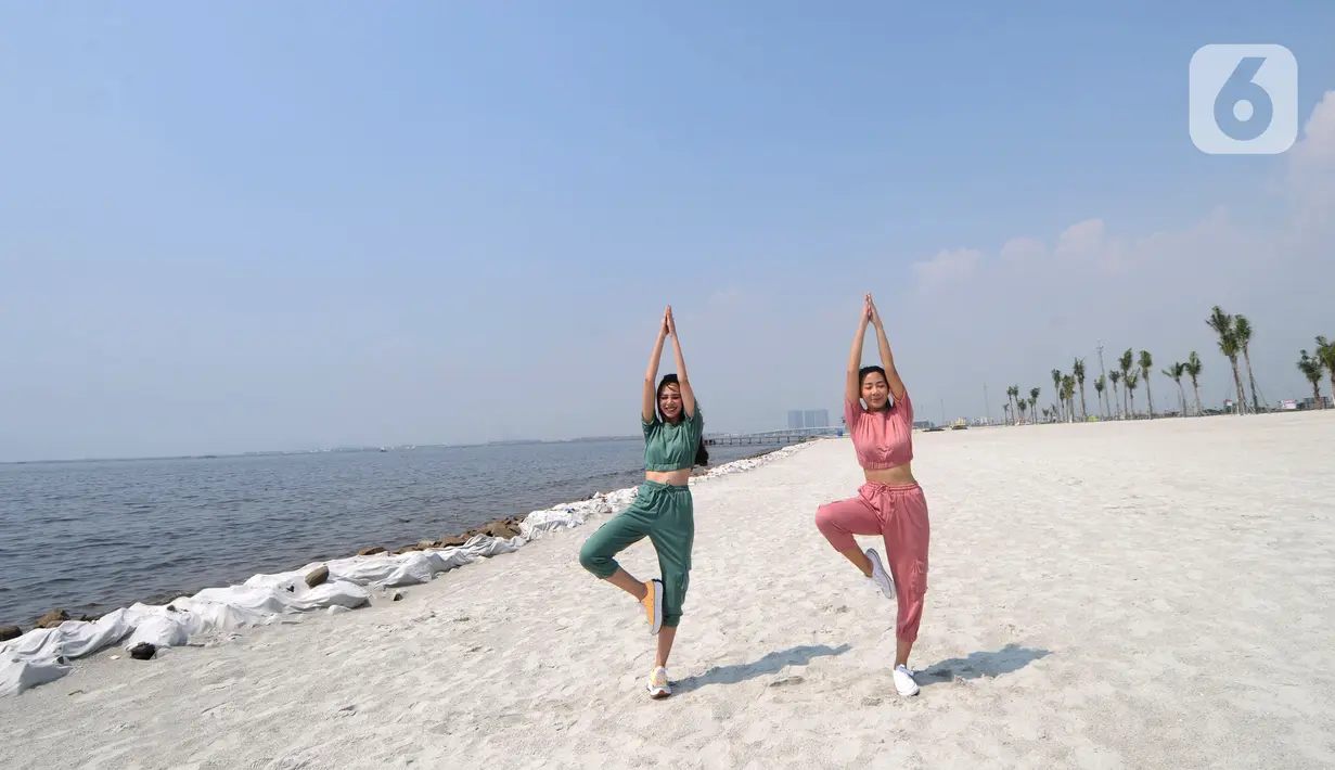 Warga senam di hamparan pasir putih White Sand Beach, Pantai Indah Kapuk (PIK) 2, Jakarta Utara, Sabtu (5/6/2021). Hamparan pasir putih buatan sepanjang sekitar 4 Km menjadi salah satu destinasi warga Jabotabek untuk berlibur. (merdeka.com/Arie Basuki)