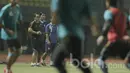 Pelatih Arema, Aji Santoso, saat menggelar latihan jelang lawan Persija di Stadion Patriot, Bekasi, Rabu, (31/05/2017). Arema siap mencuri poin di kandang Persija. (Bola.com/M Iqbal Ichsan)