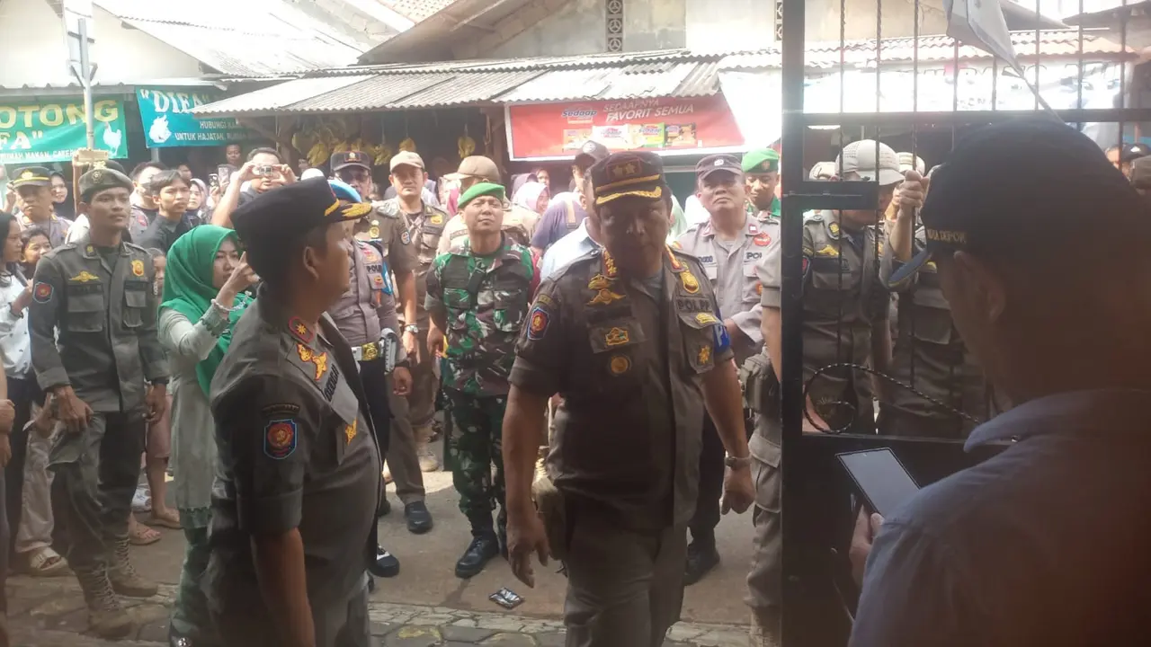 Gembok gerbang SDN Utan Jaya di Depok, Jawa Barat dibuka usai disegel karena sengketa ahli waris.