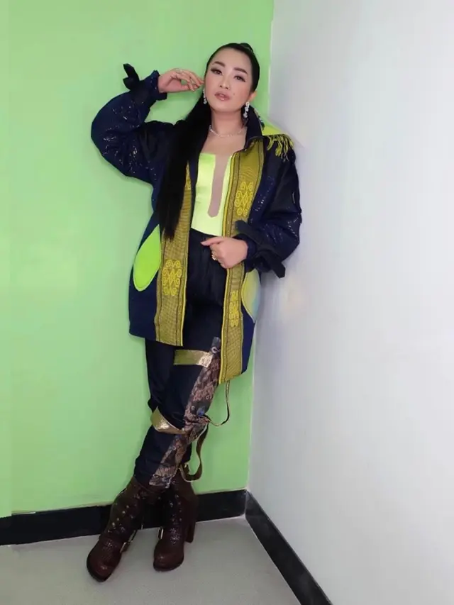 6 Gaya Sporty Fitri Carlina, Tetap Stylish Bak Anak Muda