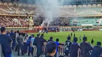 Reaksi suporter PSPS Riau saat laga persahabatan dengan Kelantan FC dibatalkan di Stadion Utama Riau. (Liputan6.com/M Syukur)