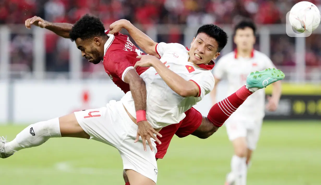 Pemain tengah timnas Indonesia, Yakob Sayuri (kiri) berebut bola dengan Nguyen Hoang Duc (Vietnam) pada laga kandang semifinal Piala AFF 2022 melawan Vietnam di Stadion Utama Gelora Bung Karno, Jakarta, Jumat (6/1/2023). Indonesia akan melakoni laga tandang semifinal Piala AFF 2022 melawan Vietnam pada Senin (9/1). (Liputan6.com/Helmi Fithriansyah)