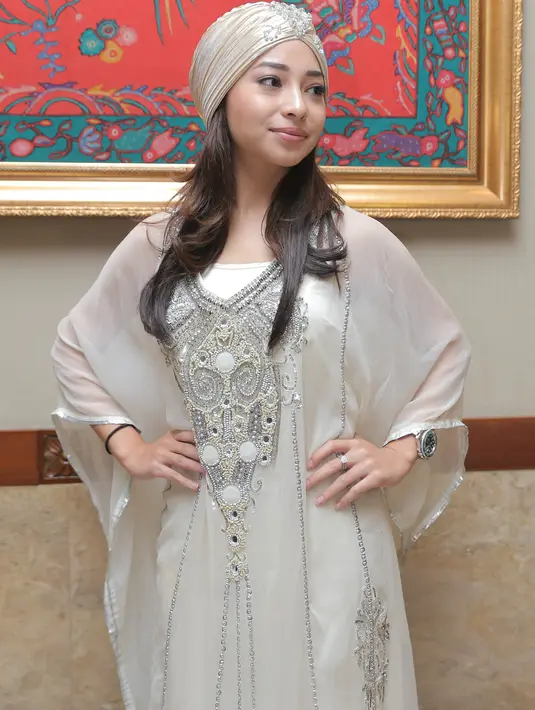 Membagi kebahagiaannya dengan mengunggah foto ke media sosial, dengan latar reruntuhan gedung yang menjadi tempat wisata pavorit di Acropolis. (Andy Masela/Bintang.com)