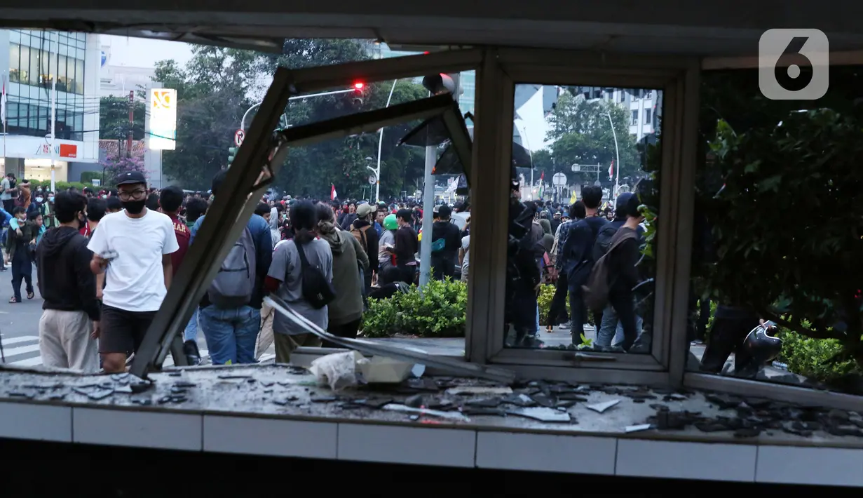 Kondisi Pos Polisi yang dirusak massa di kawasan Gondangdia, Jakarta, Kamis (8/10/2020). Aksi anarkis massa dilakukan saat berunjuk rasa menentang disahkan Omnibus Law UU Cipta Kerja. (Liputan6.com/Helmi Fithriansyah)