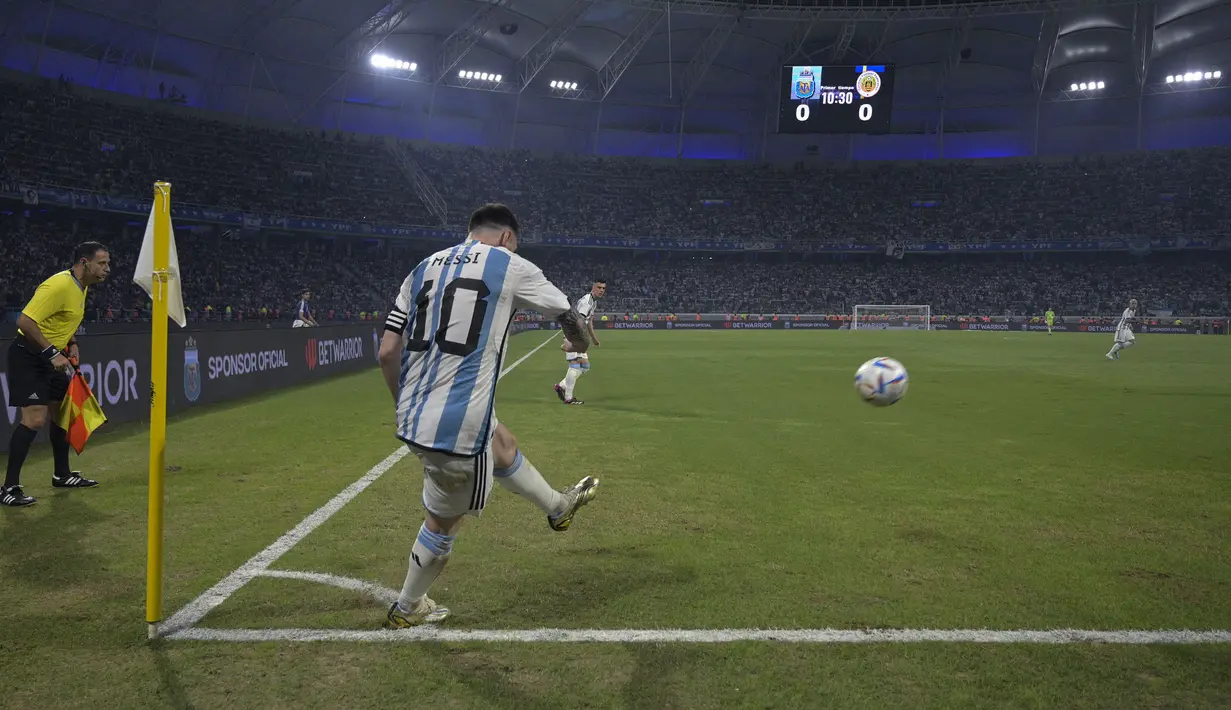 Pemain Timnas Argentina, Lionel Messi melakukan tendangan sudut saat laga uji coba internasional melawan Curacao yang berlangsung di Stadion Unico Madre de Ciudades, Rabu (29/3/2023) pagi WIB. La Pulga berhasil mencetak hattrick dan membawa timnya menang dengan skor 7-0. (AFP/Juan Mabromata)