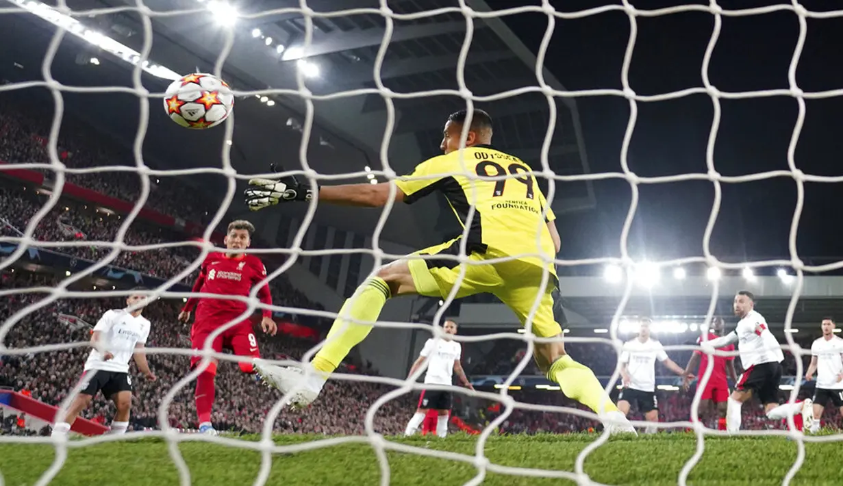 Pemain Liverpool Roberto Firmino (kedua kiri) mencetak gol ke gawang Benfica pada pertandingan sepak bola leg kedua perempat final Liga Champions di Stadion Anfield, Liverpool, Inggris, 13 April 2022. Pertandingan berakhir dengan skor 3-3. (AP Photo/Jon Super)