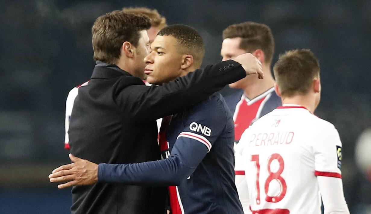 Pelatih Paris Saint-Germain (PSG), Mauricio Pochettino, memeluk Kylian Mbappe usai pertandingan melawan Brest pada laga Liga Prancis di Stadion Parc des Princes, Sabtu (9/1/2021). PSG menang dengan skor 3-0. (AP Photo/Francois Mori)