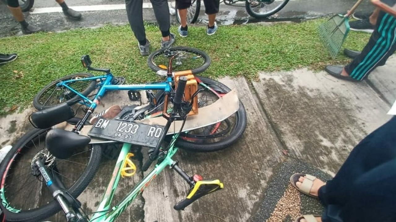 Dua sepeda yang ditabrak pengemudi Pajero Sport yang menyebabkan satu pesepeda meninggal dunia.