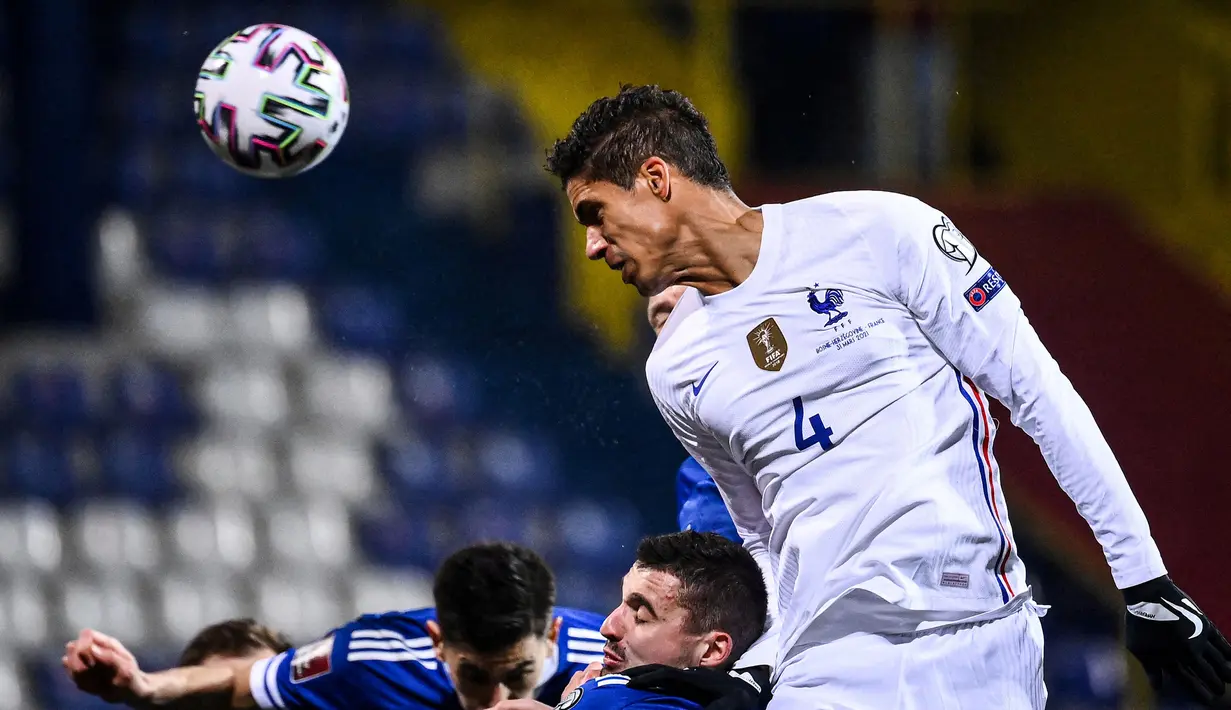 Raphael Varane (CB) - Terpilih menjadi Bek Tengah sebagai partner dari Matthijs de Ligt. Benteng pertahanan Real Madrid ini kabarnya dibanderol dengan harga 70 juta Euro menurut Transfermarkt. (Foto: AFP/Franck Fife)