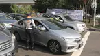 Petugas Dishub DKI membagikan selebaran untuk mensosialisasikan perluasan ganjil genap di kawasan Tomang, Jakarta, Senin (2/7). Hari ini merupakan hari pertama uji coba yang digelar jelang pelaksanaan Asian Games 2018. (Liputan6.com/Arya Manggala)