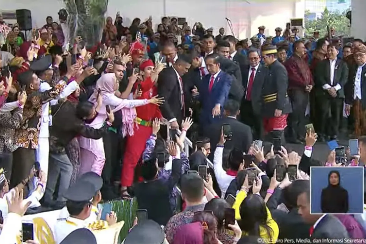 Presiden Joko Widodo atau Jokowi menyapa warga dan undangan yang hadir sebelum Upacara Penurunan Bendera Merah Putih di Istana, Kamis (17/8/2023).