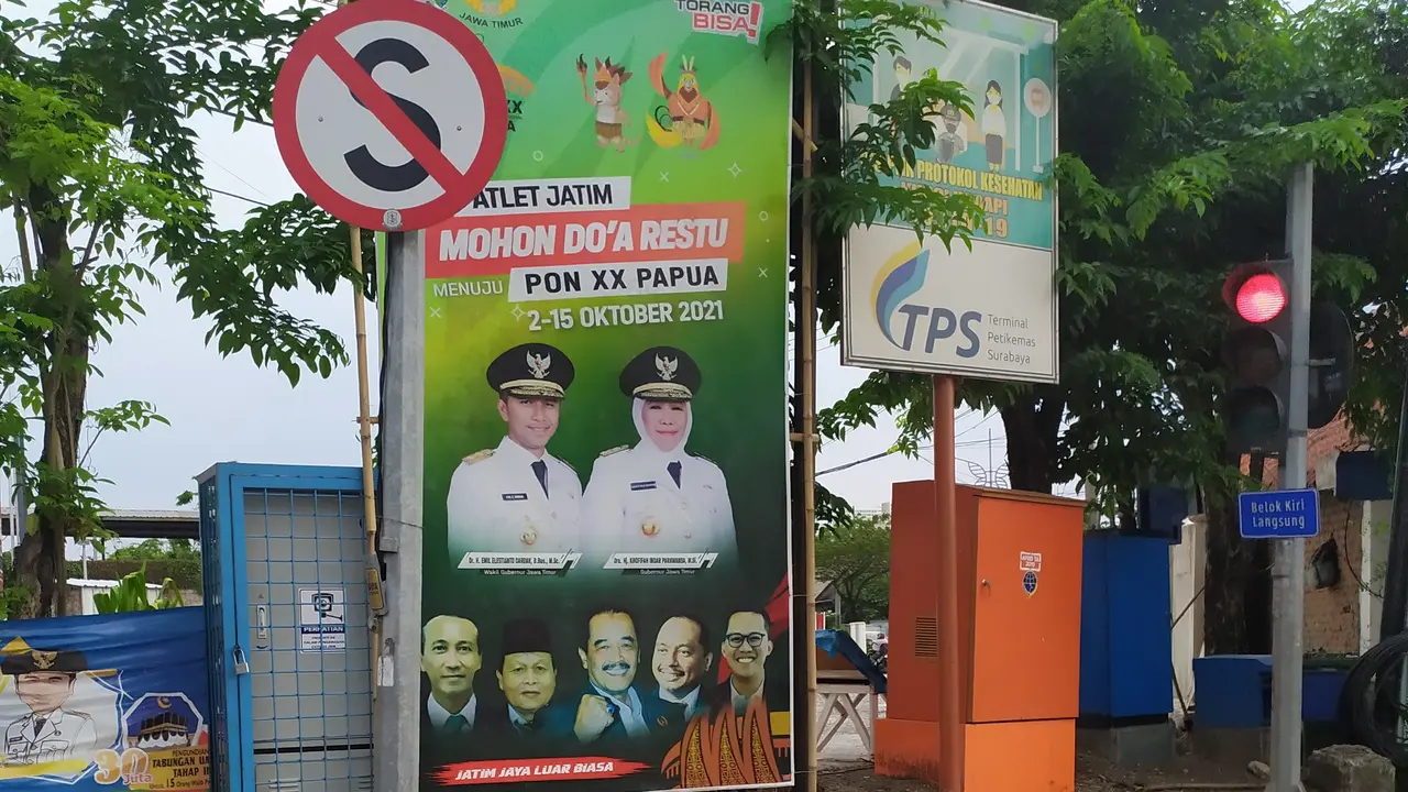 Baliho dukungan Khofifah-Emil untuk atlet PON Jatim yang berlaga di Papua. (Dian Kurniawan/Liputan6.com)